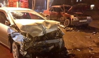 В результате сильного столкновения в Омске автомобили уже не восстановить