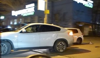 В Петербурге на выезде с парковки супермаркета девушка на BMW X6 не заметила другого выезжающего автомобиля 
