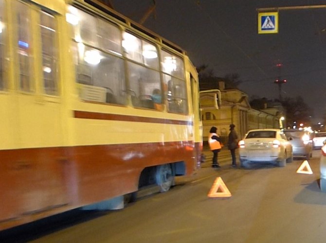 ДТП на трамвайных путях на улице Академика Лебедева