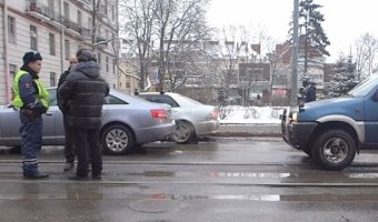 ДТП на трамвайных рельсах на улице Академика Лебедева парализовала движение по направлению в Калининский район. 
