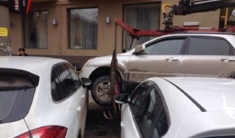 Эвакуатор опрокинул машину на припаркованные автомобили в Ростове