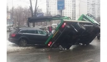 В Москве на Каширском шоссе эвакуатор упал на иномарку