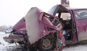 Три человека пострадали в лобовом столкновении автомобилей на трассе Екатеринбург - Курган