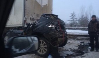На трассе «Кола» две фуры смяли «легковушку»