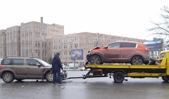 Два кроссовера сильно разбились на перекрестке Гражданского и Непокоренных
