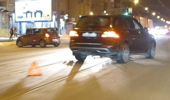 Внедорожник Мерседес с номерами 888 врезался в маленький