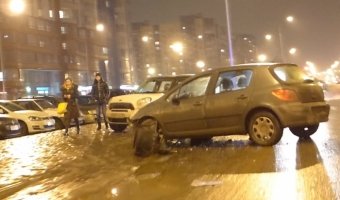 Mini Cooper разбился в Петербурге на улице Доблести в вечером в пятницу