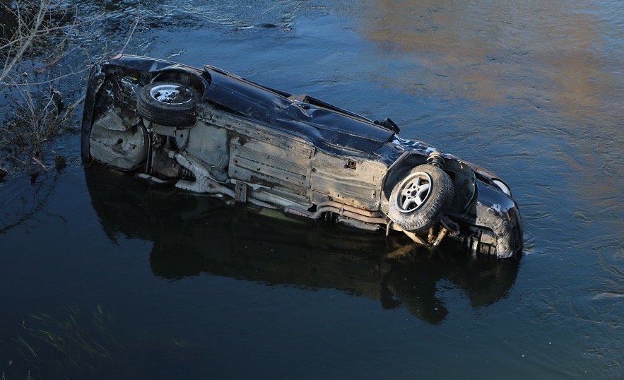 Машины падают в воду. Автомобиль в воде авария. Машина упала в воду. БМВ В реке. Машина в грязи.