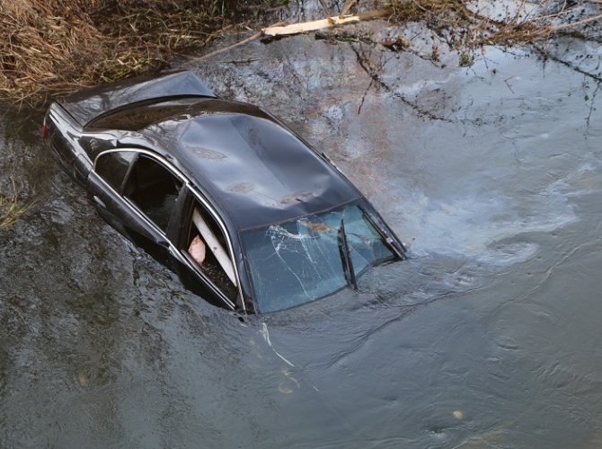 BMW упал в реку Россь