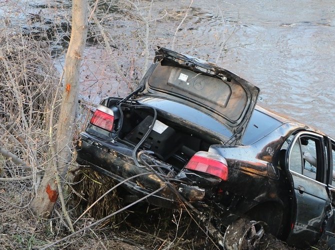 BMW упал в реку Россь