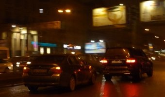 BMW 3 Series врезался в заднюю часть внедорожника Mercedes-Benz на Кантемировской улице
