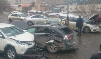 В Барнауле при выезде иномарки на «встречку» столкнулись четыре автомобиля