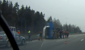 На трассе в Белоруссии из-за лопнувшего на скорости колеса опрокинулся грузовик