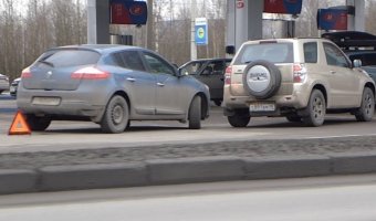 Спешка при попытке первым подъехать к заправочному пистолету.