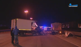 Авария в Санкт-Петербурге с участием двух грузовиков унесла жизнь человека