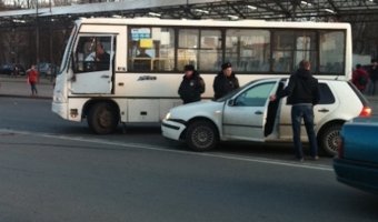 Сразу две аварии на проспекте Ветеранов с участием маршруток