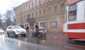Mitsubishi Outlander врезался "Ладу Калину" на Старо-Петергофском проспекте