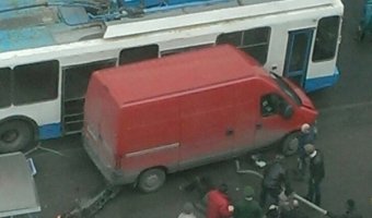 В Петербурге микроавтобус врезался в остановку, есть погибшие