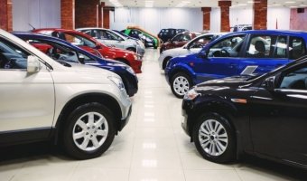 Продажи легковых автомобилей в России упали на 42,5%