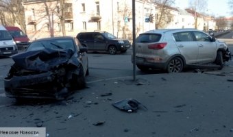На перекрестке  Савушкина и Оскаленко в Санкт-Петербурге столкнулись две иномарки