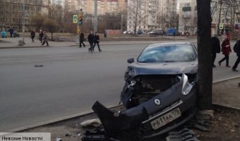 Санкт-Петербург: водитель автомобиля  Renault чуть не снес остановку в Московском районе