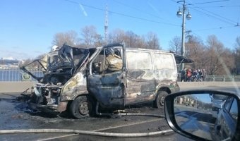 Сгоревший  Ford Transit перекрыл движение по Каменоостровскому мосту в Петербурге