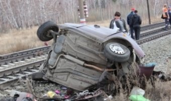  В Челябинской области поезд сбил Ладу Калину: три человека погибло, в том числе ребенок