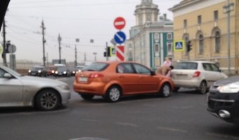 Три автомобиля столкнулись в формате
