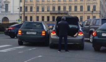 Две иномарки навалились друг на друга на круговом движении у площади Ломоносова