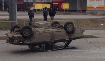 Перевернувшиеся жигули до сих пор лежат на Дальневосточном проспекте
