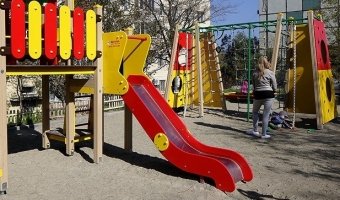 В Волгограде водитель сбил во дворе двухлетнюю девочку