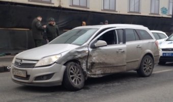 Универсал Opel Astra получил сильный удар в левый бок на Каменноостровском проспекте