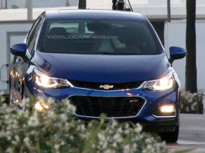 Chevrolet Cruze spy photo 3.jpg