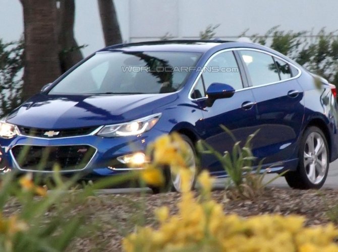 Chevrolet Cruze spy photo 2.jpg