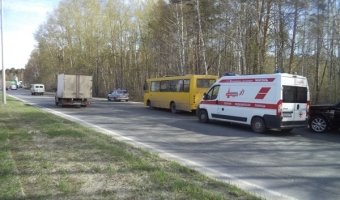 В Екатеринбурге грузовик протаранил маршрутку: есть пострадавшие