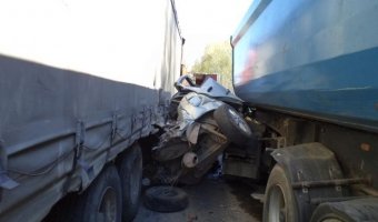 В Нижегородской области фуры смяли легковой автомобиль: погибло три человека