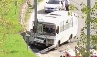 На Окском съезде 8 человек пострадало в результате столкновения маршрутки со столбом