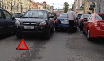 Торопливые водители, столкнувшись, заблокировали движение по набережной канала Грибоедова
