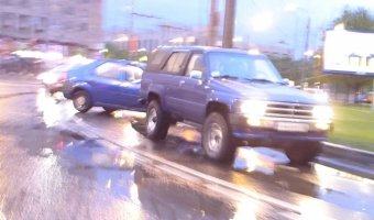 Неудачная буксировка - Renault Logan врезался в поребрик на площади Мужества