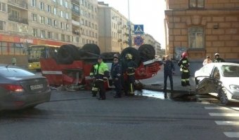 В Санкт-Петербурге перевернулась пожарная машина, есть пострадавший