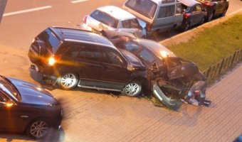 Водитель Suzuki протаранил пять припаркованных автомобилей на Среднеохтинском проспекте