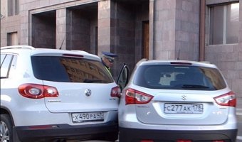Два кроссовера навалились друг на друга при попытке одного из них развернуться 