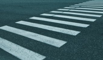 В Невском районе грузовик сбил женщину с ребенком на пешеходном переходе