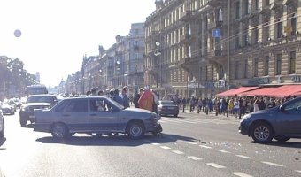 Кавказские ребята на тонированом ВАЗ 21099 врезались в Toyota у Аничкова моста