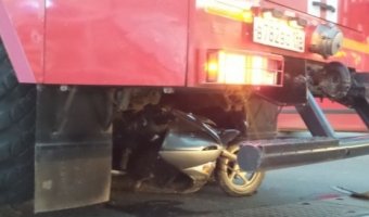 В Екатеринбурге скутер въехал под пожарную машину