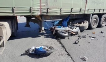 На Софийской улице мотоциклист погиб под фурой