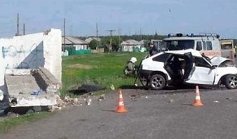 Четыре человека, включая ребенка, погибли в ДТП с «Ладой» и остановкой в Омской области