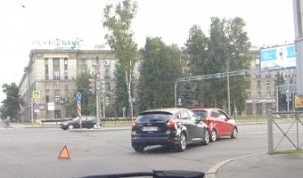 ДТП на Кантемировской площади - Ford Focus врезался в Kia Picanto 
