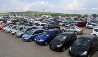 Автопродажи в России за первое полугодие упали на 37%