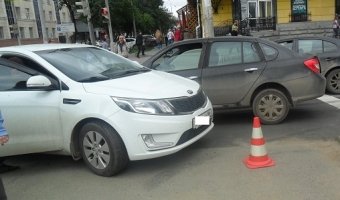 В Екатеринбурге иномарка сбила двух женщин на остановке